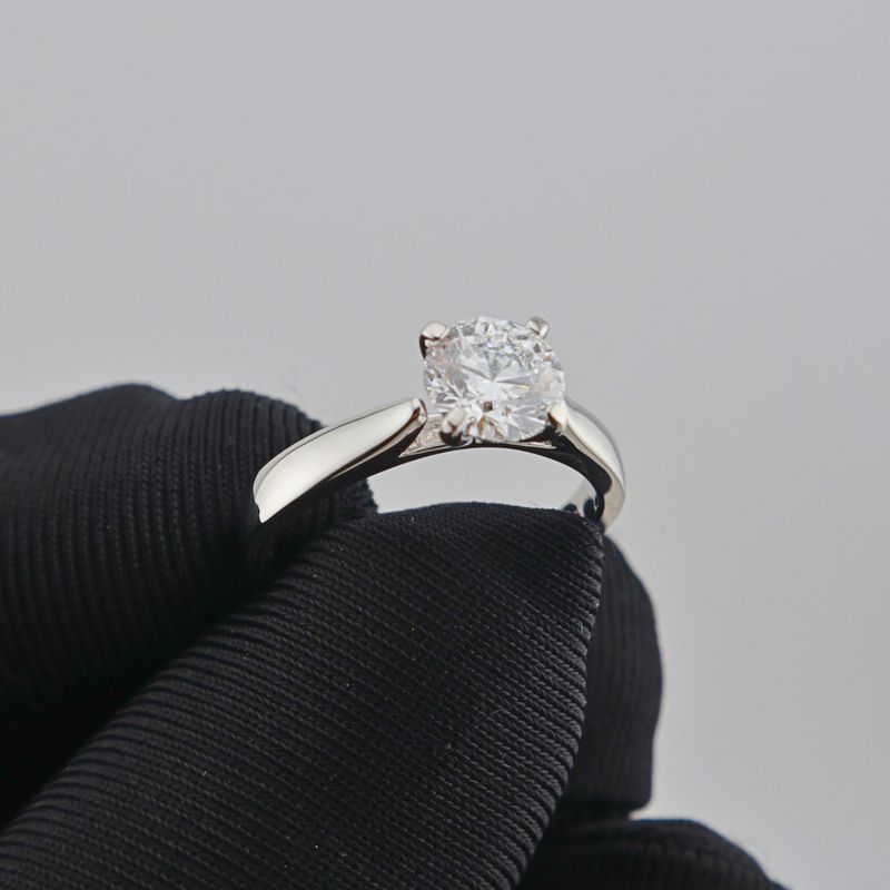 Bague solitaire Classique en or 14K et moissanite