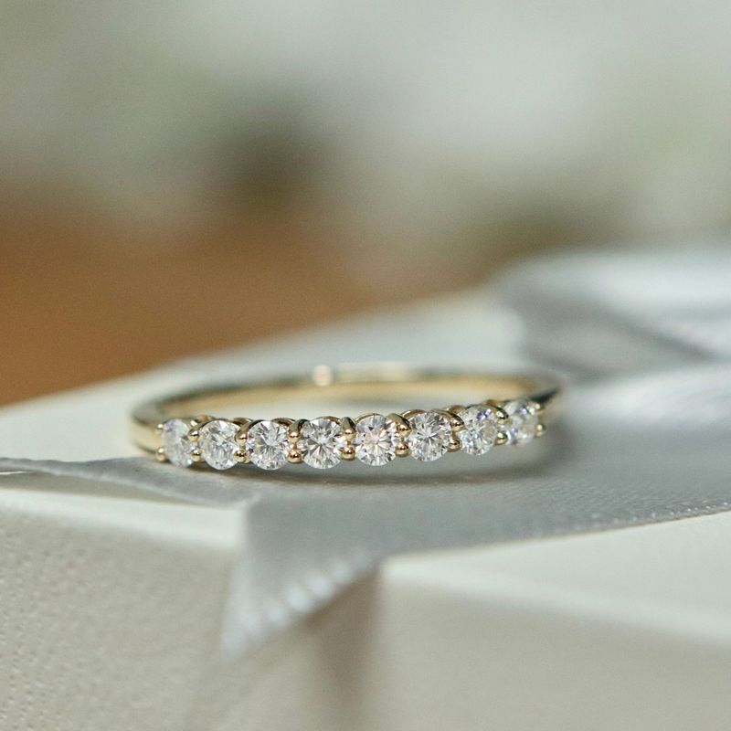 Bague semi-éternité à 8 moissanites en or 10K