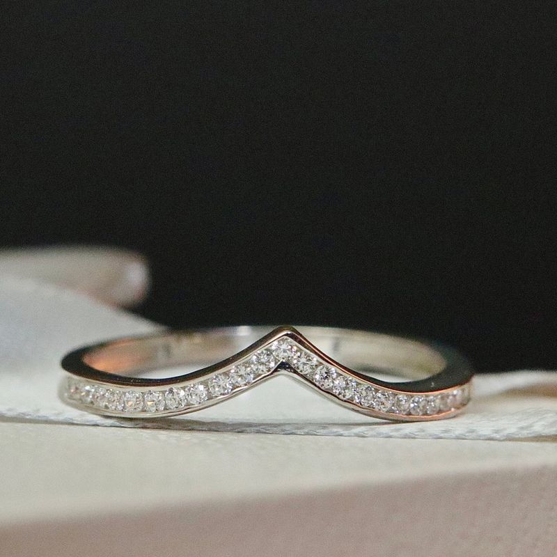 Bague Classique V en or 10K