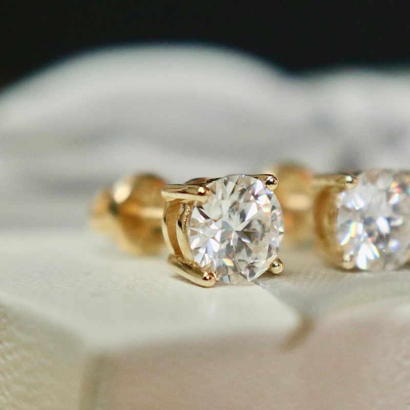 Boucles d'oreilles Classiques en or jaune ou blanc 10K et moissanites