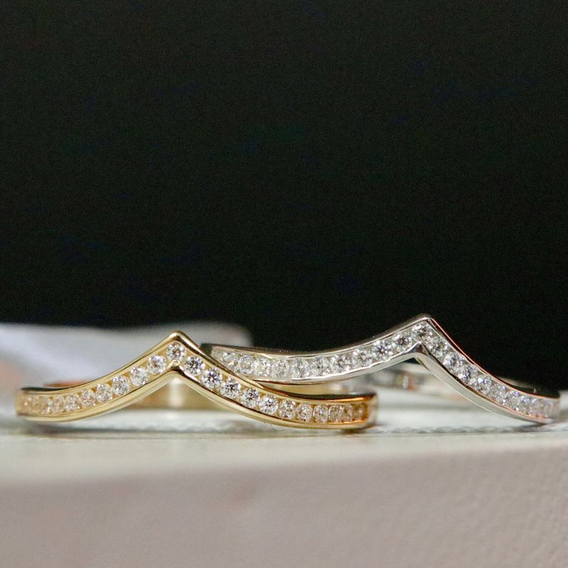 Bague Classique V en or 10K