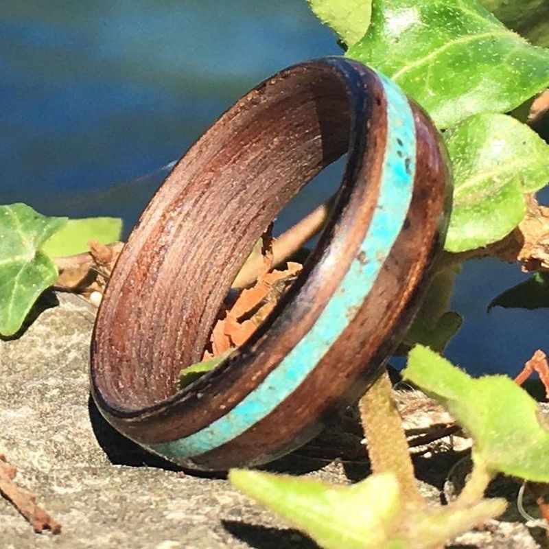 Bague en bois et turquoise personnalisée