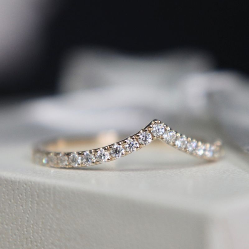 Bague V en or 10K et moissanites