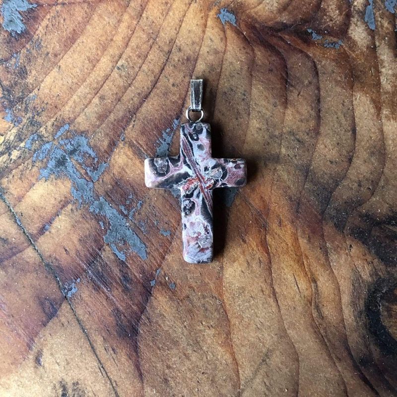 Pendentif croix en pierre et argent