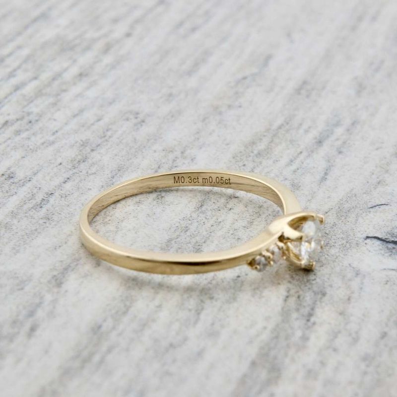 Bague solitaire en or 10K et moissanites