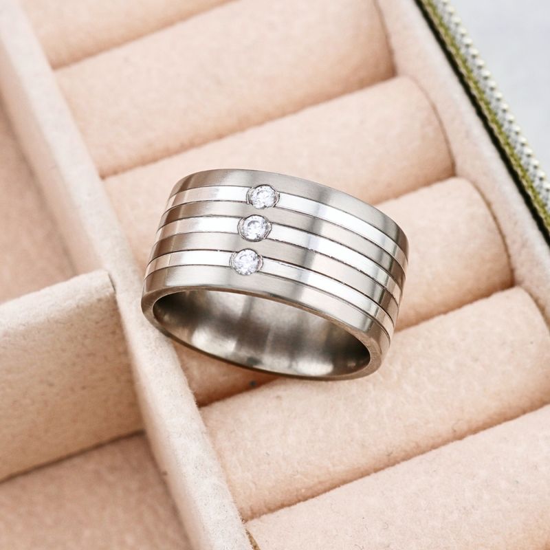 Bague en argent, titane et diamants