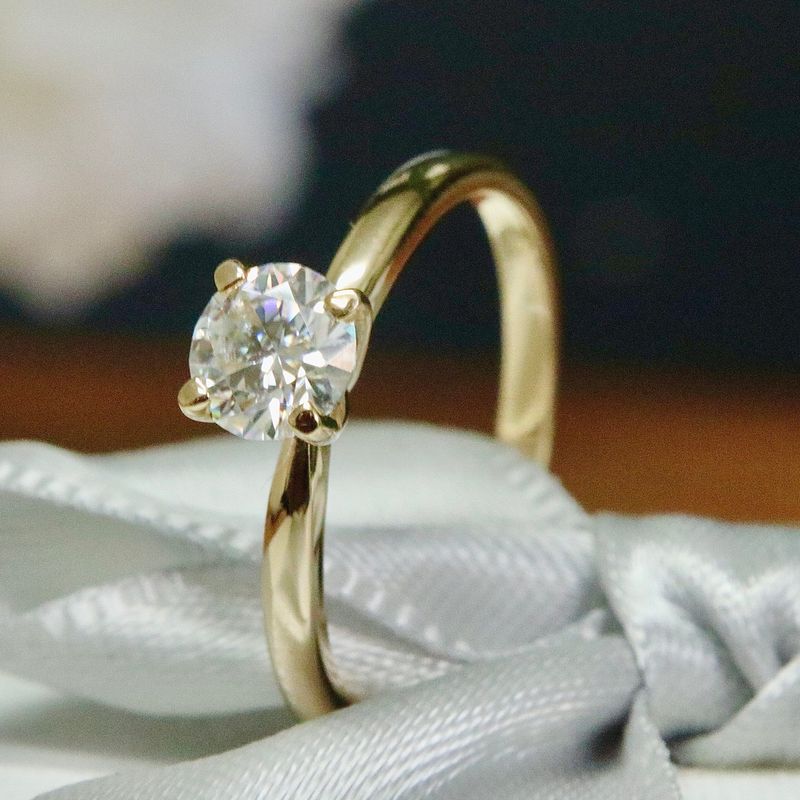 Bague solitaire Classique en or 10K et moissanite 0,5 ct