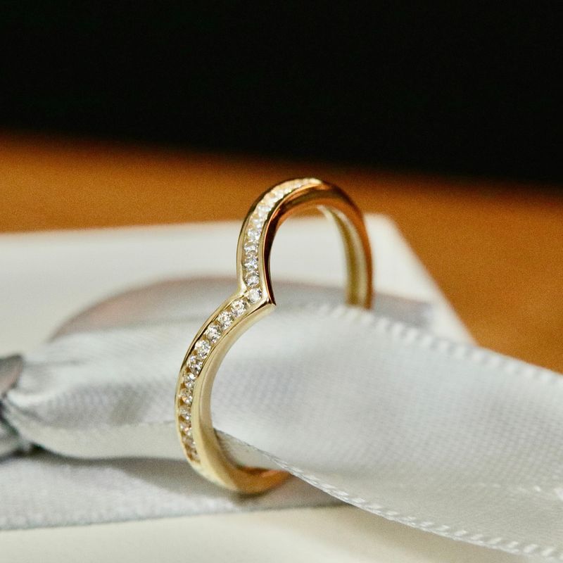 Bague Classique V en or 10K
