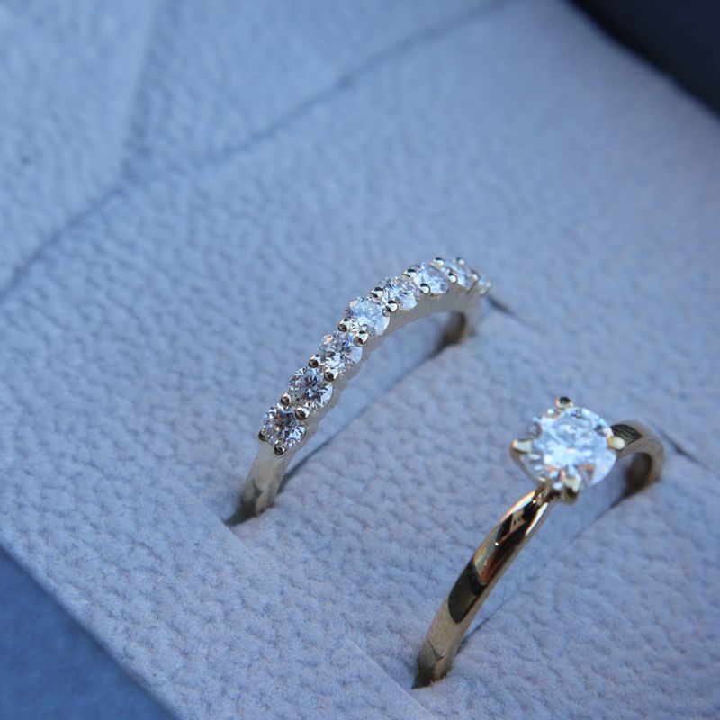 Bague semi-éternité courbe en or 14K - 18K ou platine et diamants