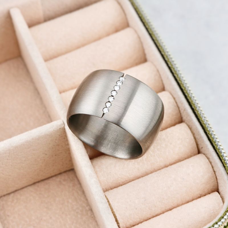 Bague en argent, titane et diamants