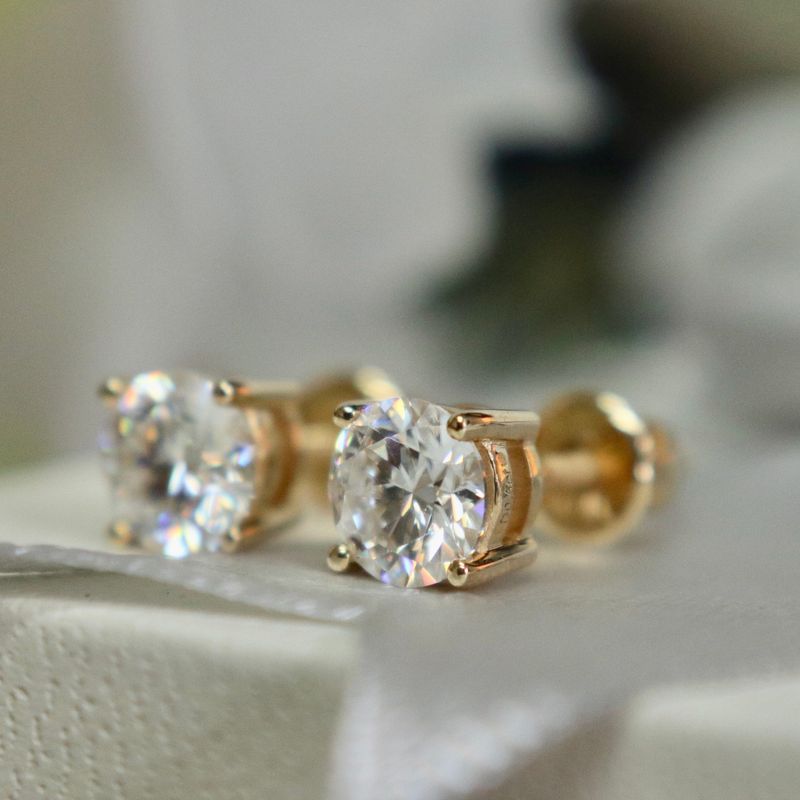 Boucles d'oreilles Classiques en or jaune ou blanc 10K et moissanites