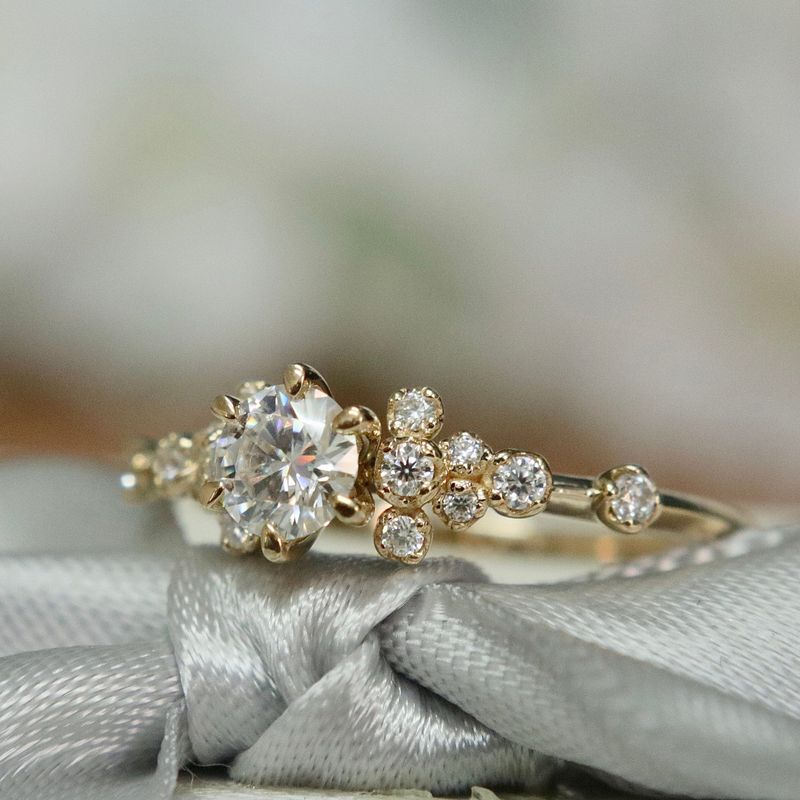 Bague solitaire Nuage en or 10K et moissanites