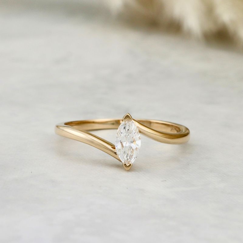 Bague Marquise en or 14K et diamant