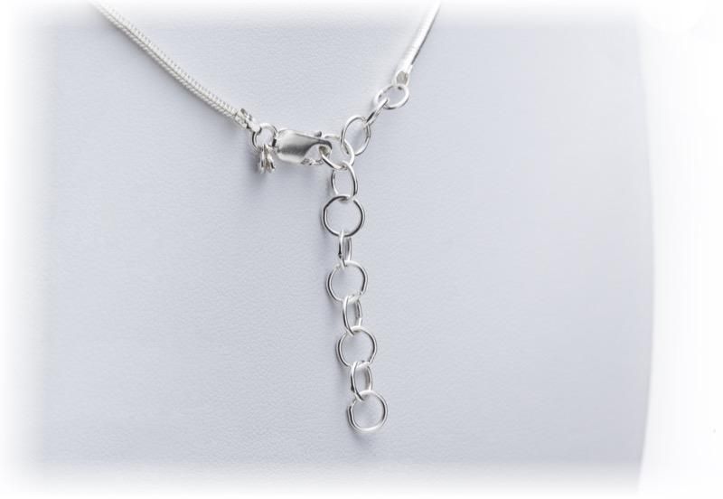 Collier avec quatre pouces de Shikshok en argent oxydé et perles rosées