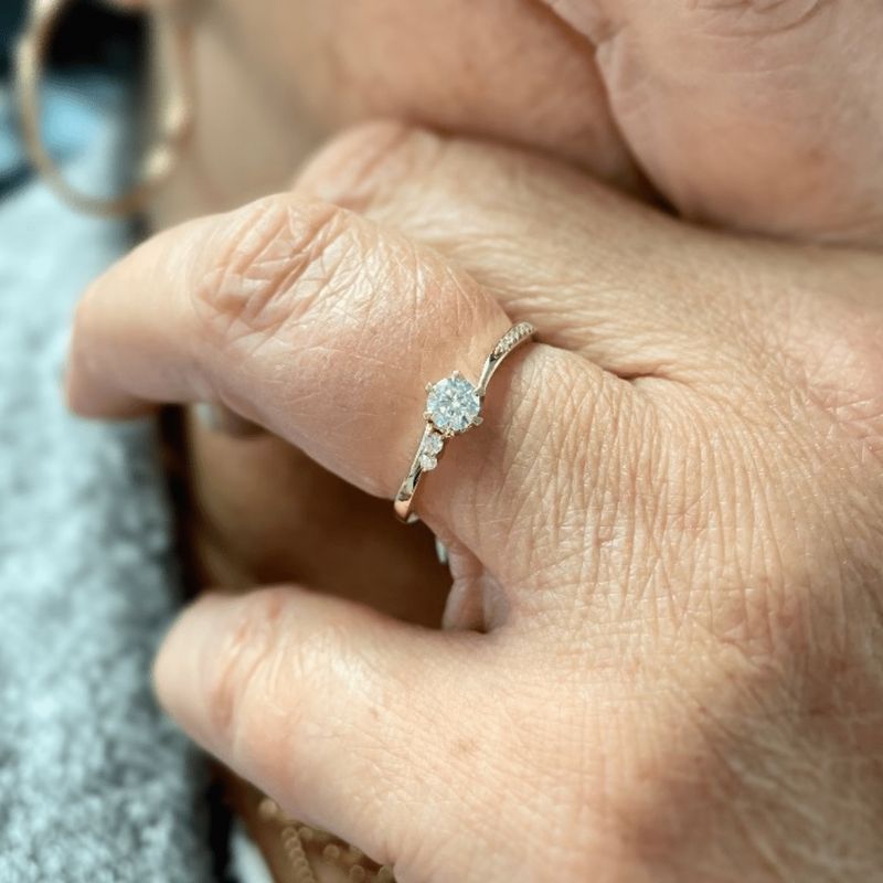 Bague solitaire en or 10K et moissanites