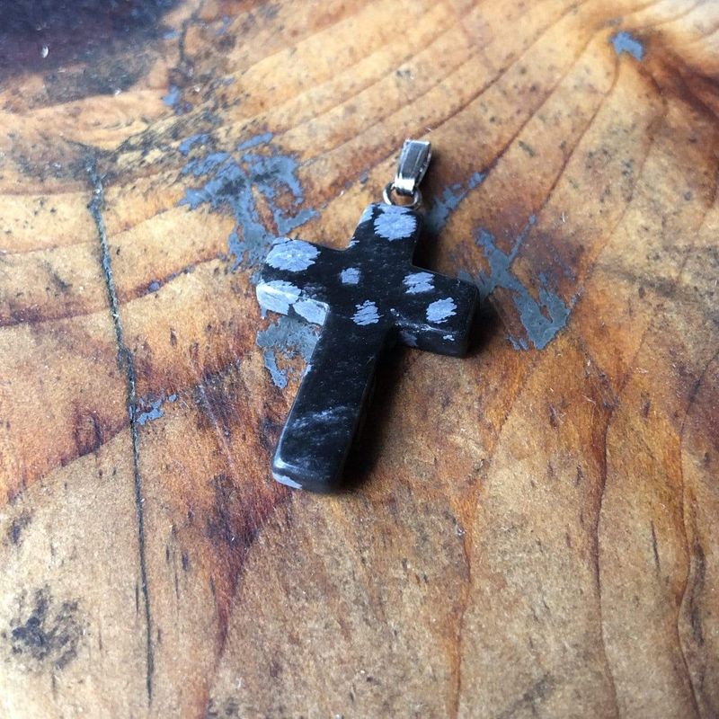 Pendentif croix en pierre et argent