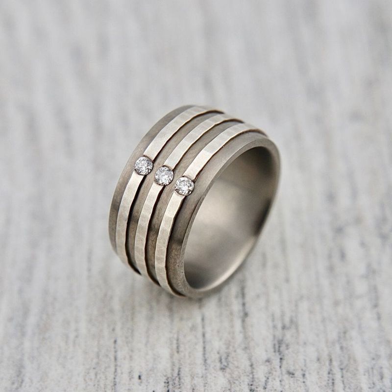 Bague en argent, titane et diamants