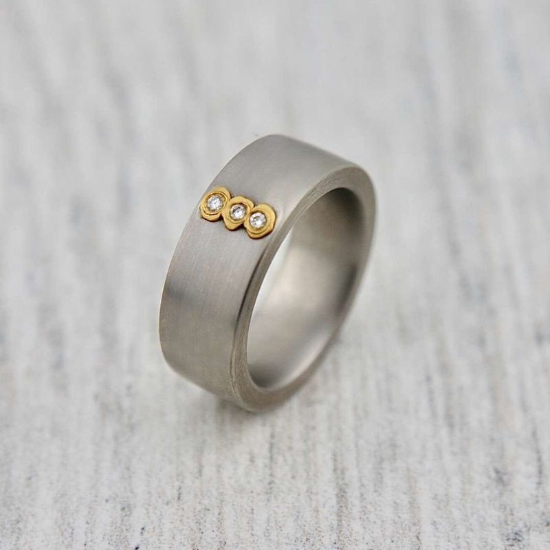 Bague en or 24K, titane et diamants