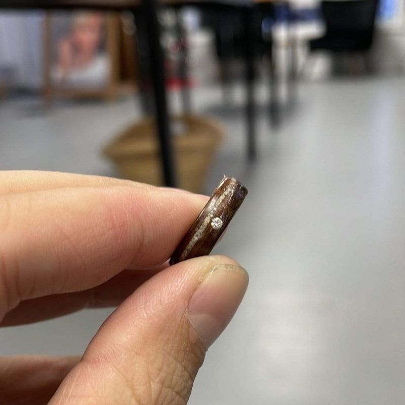 Bague en bois, béton, argent sterling et diamant canadien 1,5 mm personnalisée
