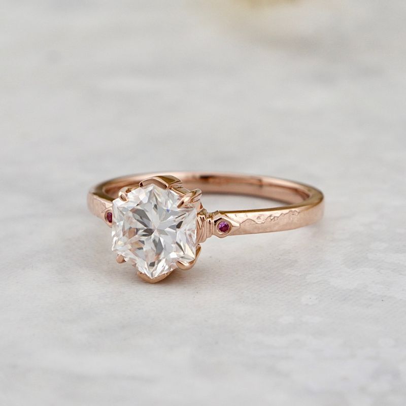 Bague solitaire Martelée Hexagone en or 14K -18K, rubis et moissanite