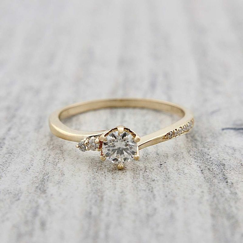 Bague solitaire en or 10K et moissanites