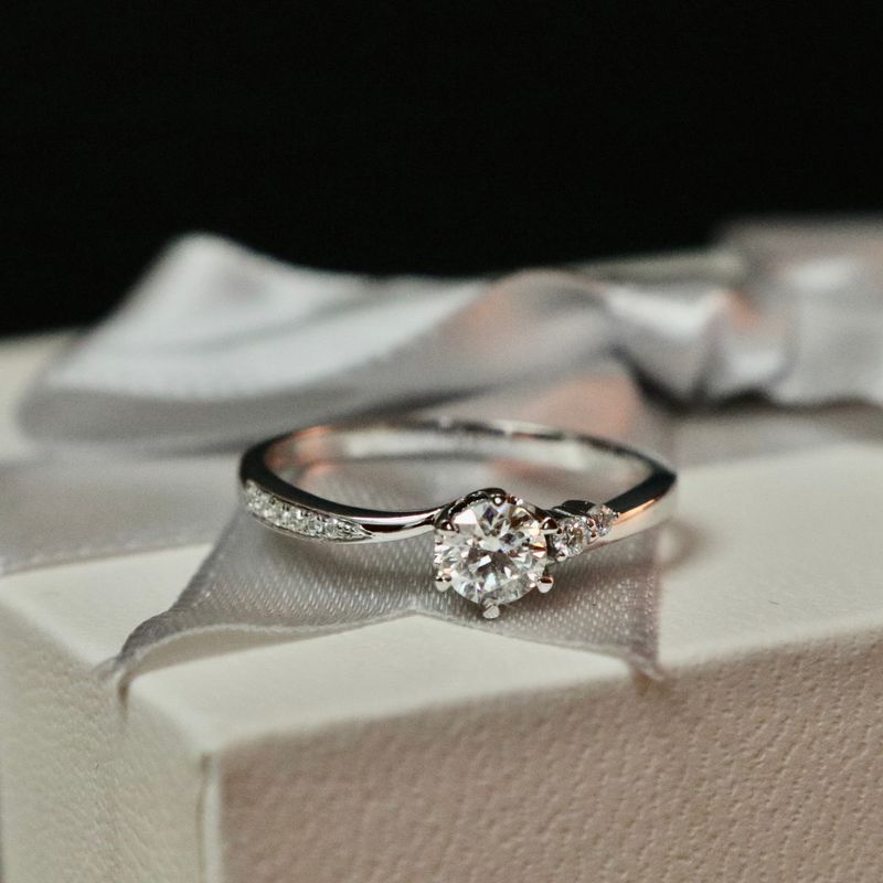 Bague solitaire en or 10K et moissanites