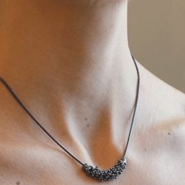 Collier avec un pouce de Shikshok en argent oxydé