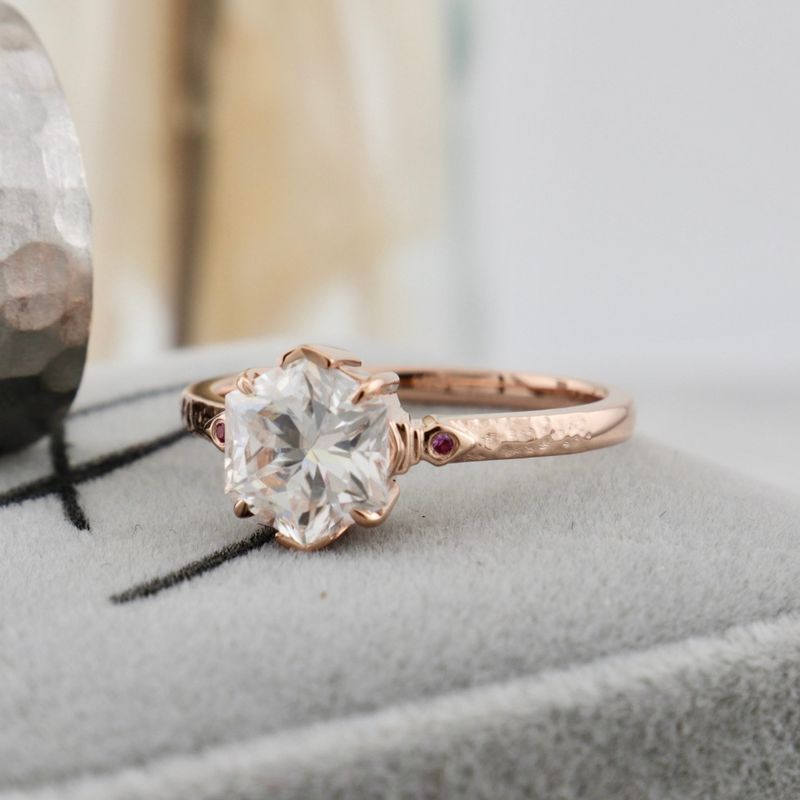 Bague solitaire Martelée Hexagone en or 14K -18K, rubis et moissanite