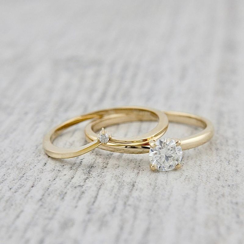 Bague V en or 10K et moissanite