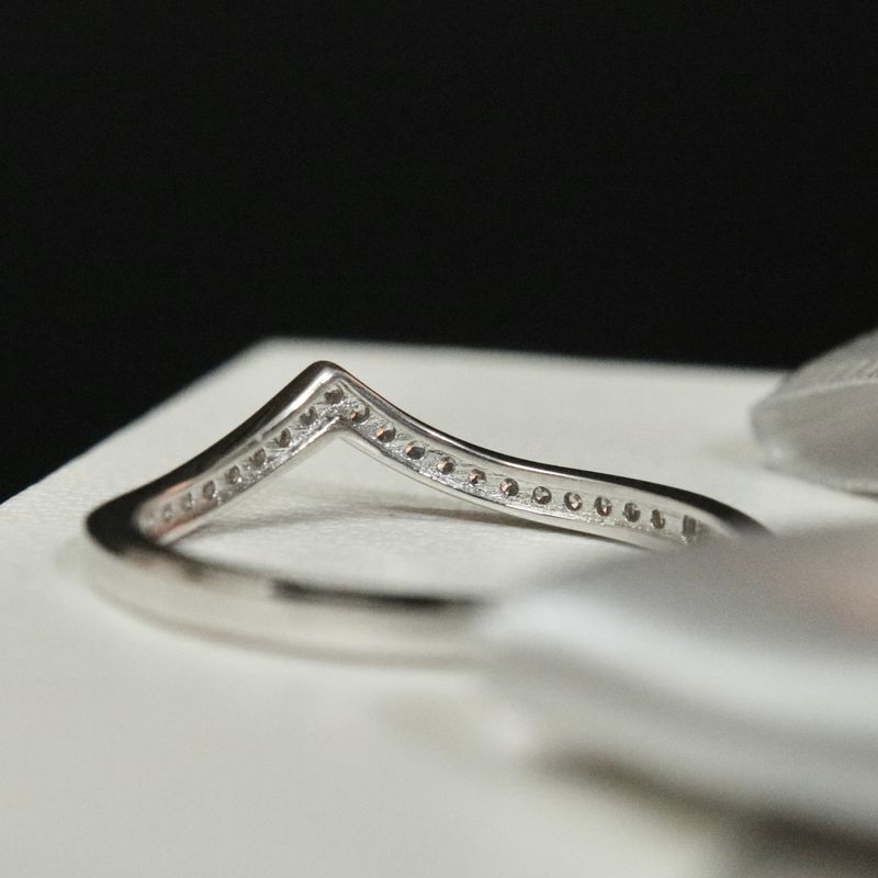 Bague Classique V en or 10K