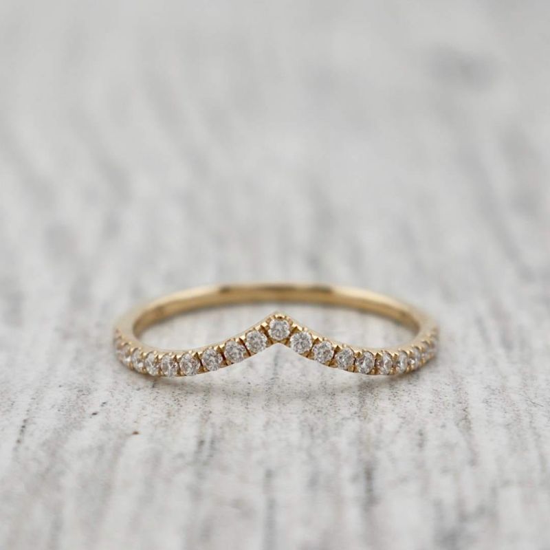 Bague V en or 10K et moissanites