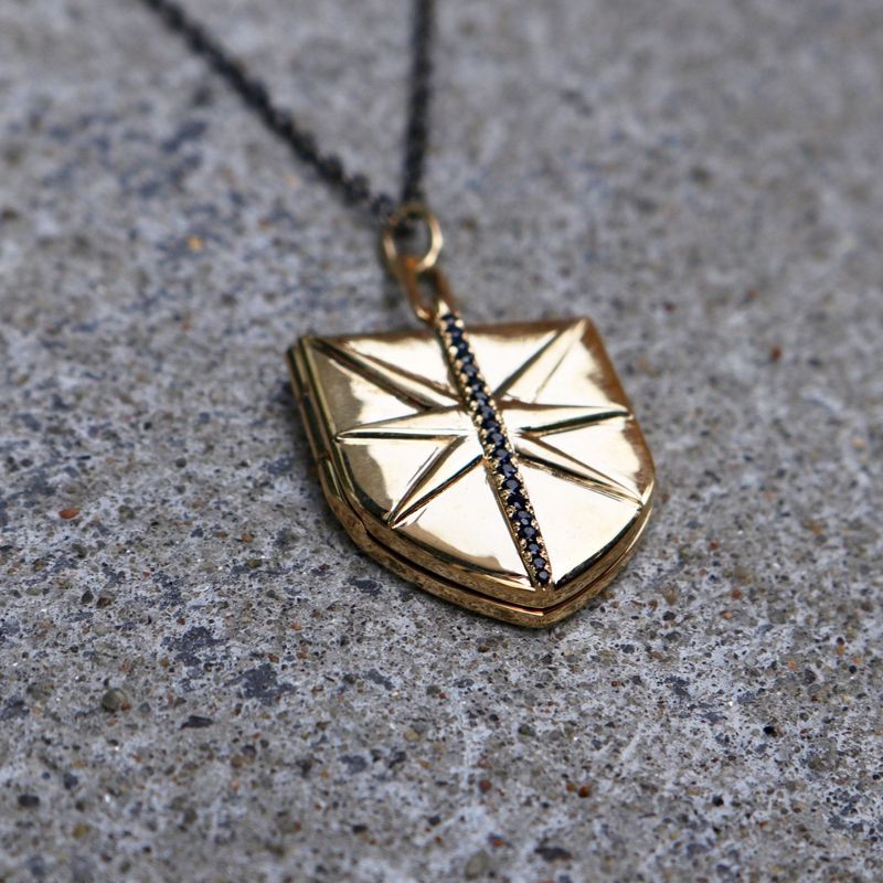 Collier Bouclier porte-photo en or 14K, argent sterling et saphirs