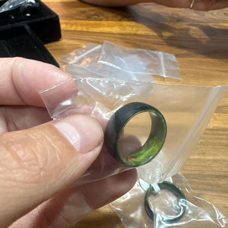 Bague en tungstène et bois d'érable infusé vert